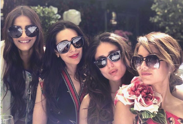 ކަރިޝްމާ އޭނާގެ އާއިލާ އާއި ރައްޓެހިންނާ އެކު ލަންޑަންގައި