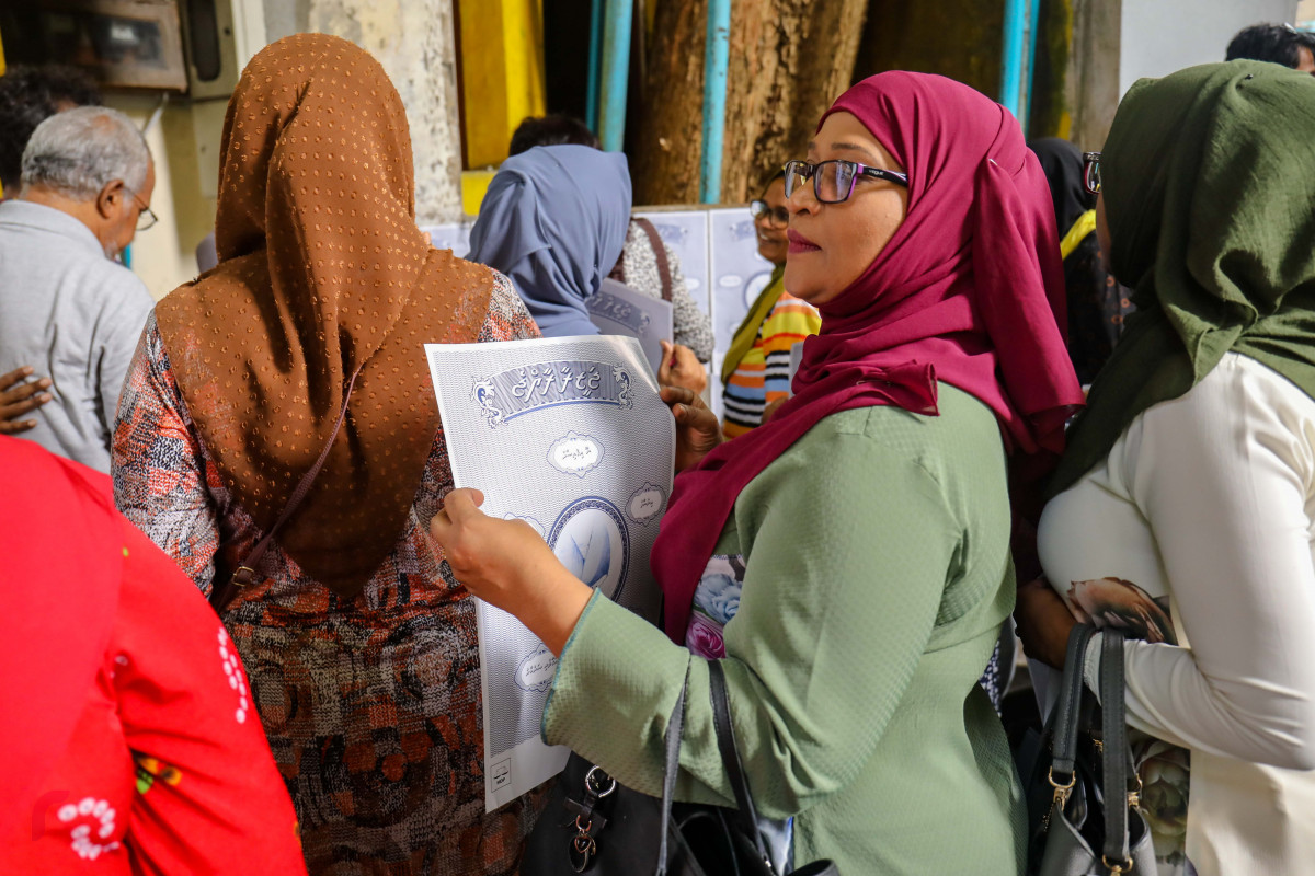 ޖޫން 25، 2018: އެމްޑިޕީއިން "ޖަޒީރާ ރާއްޖެ" ކެމްޕެއިން ޕޯސްޓަރު ހަރުކުރުމަށް ކުރިއަށްގެންދިޔަ ހަރަކާތުގެ ތެރެއިން ގެއެއްގެ ފާރުގައި ޕޯސްޓަރު ހަރުކުރަނީ، މި ހަރަކާތުގައި މާލޭގެ އެކި ސަރަހައްދުތަކުގައި ޕޯސްޓަރު ހަރުކުރުން ވަނީ ކުރިއަށްގެންގޮސްފައި -- ފޮޓޯ: މުހައްމަދު ޝަރުހާން / ރާއްޖެ އެމްވީ