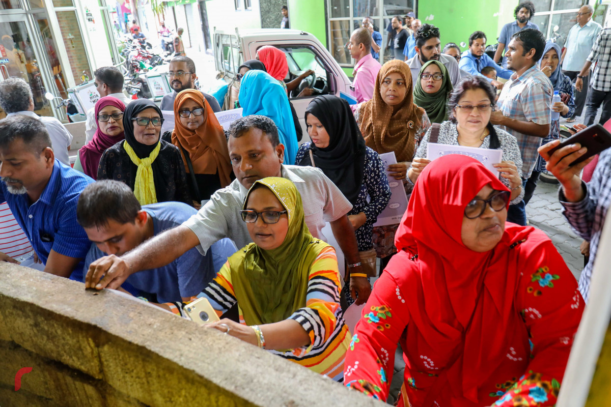 ޖޫން 25، 2018: އެމްޑިޕީއިން "ޖަޒީރާ ރާއްޖެ" ކެމްޕެއިން ޕޯސްޓަރު ހަރުކުރުމަށް ކުރިއަށްގެންދިޔަ ހަރަކާތުގެ ތެރެއިން ގެއެއްގެ ފާރުގައި ޕޯސްޓަރު ހަރުކުރަނީ، މި ހަރަކާތުގައި މާލޭގެ އެކި ސަރަހައްދުތަކުގައި ޕޯސްޓަރު ހަރުކުރުން ވަނީ ކުރިއަށްގެންގޮސްފައި -- ފޮޓޯ: މުހައްމަދު ޝަރުހާން / ރާއްޖެ އެމްވީ