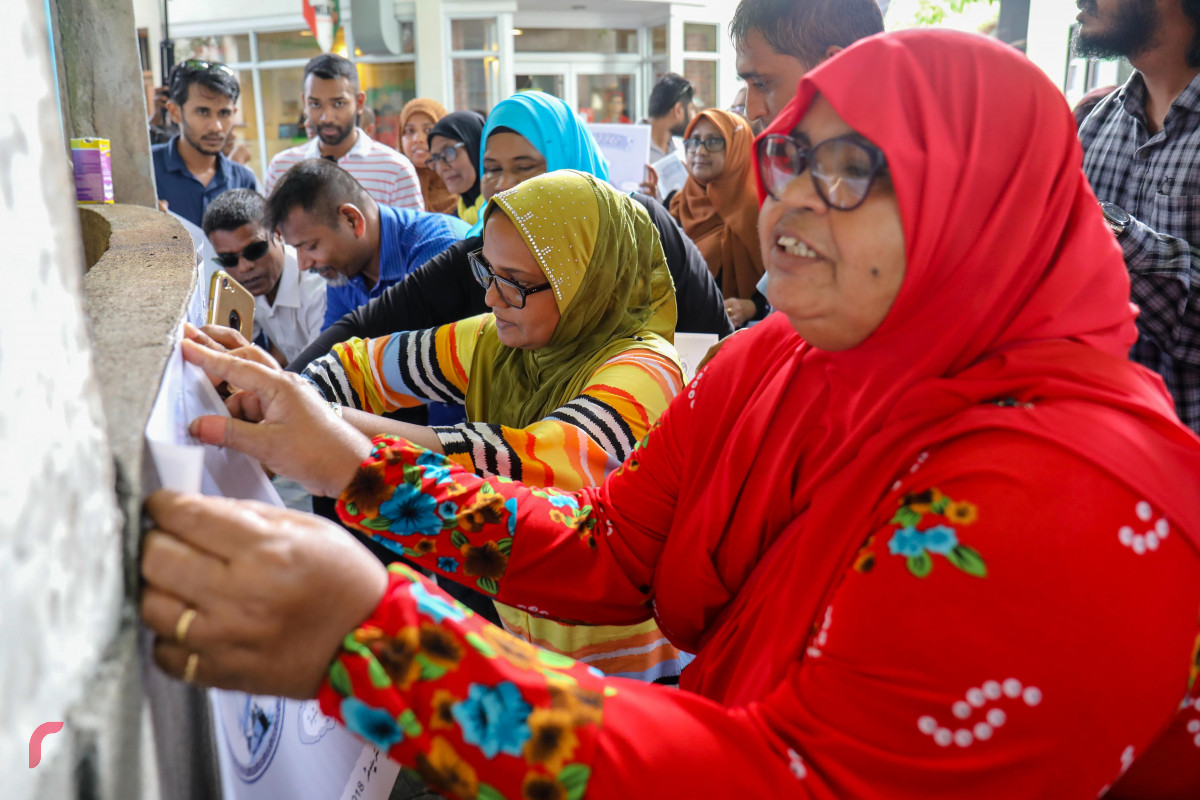 ޖޫން 25، 2018: އެމްޑިޕީއިން "ޖަޒީރާ ރާއްޖެ" ކެމްޕެއިން ޕޯސްޓަރު ހަރުކުރުމަށް ކުރިއަށްގެންދިޔަ ހަރަކާތުގެ ތެރެއިން ގެއެއްގެ ފާރުގައި ޕޯސްޓަރު ހަރުކުރަނީ، މި ހަރަކާތުގައި މާލޭގެ އެކި ސަރަހައްދުތަކުގައި ޕޯސްޓަރު ހަރުކުރުން ވަނީ ކުރިއަށްގެންގޮސްފައި -- ފޮޓޯ: މުހައްމަދު ޝަރުހާން / ރާއްޖެ އެމްވީ