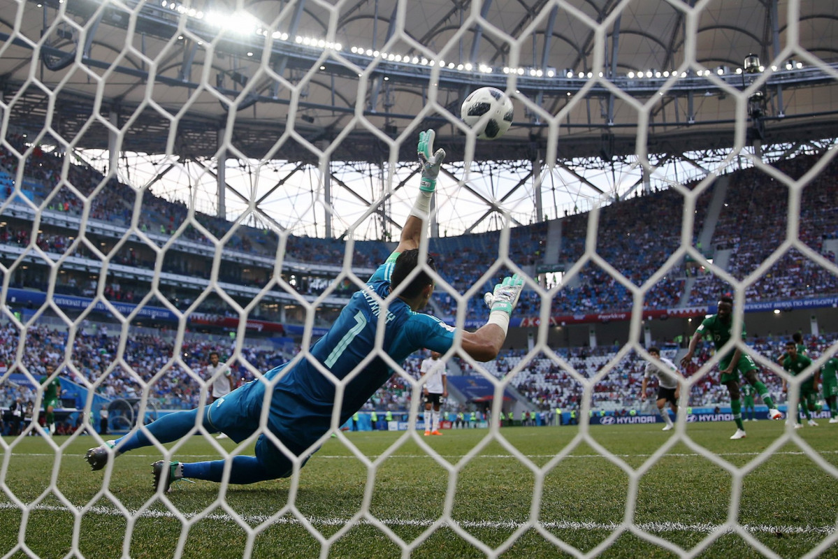 ގްރޫޕް އޭގެ ފުރަތަމަ މެޗުގައި ސައުދީ އަރަބިއްޔާ އަދި މިސްރު ކުޅުނު މެޗުގެ ތެރެއިން މިސްރުގެ ކީޕަރު ސައުދީގެ ކުޅުންތެރިޔެއް ފޮނުވާލި ޕެނަލްޓީއެއް ދިފާއުކުރަނީއެވެ. މި މެޗު 2-1 އިން ކާމިޔާބުކުރީ ސައުދީ އަރަބިއްޔާއެވެ. މި މެޗާއި ދެ ޓީމުން ވެސް ކުރިމަތިލިއިރު ދެ ޓީމު ވެސް އޮތީ މުބާރާތުން ކަޓާފައެވެ. މިސްރު ކީޕަރުގެ މަގާމަށް މި މެޗުގައި ކުޅުނު އެސަމް އެލް ހަދްރީ ވެގެންދިޔައީ ވާރލްޑް ކަޕްގެ ތާރީހުގައި ވެސް ކުޅުނު އެންމެ އުމުރުން ދުވަސްވީ ކުޅުންތެރިޔާއަށެވެ.