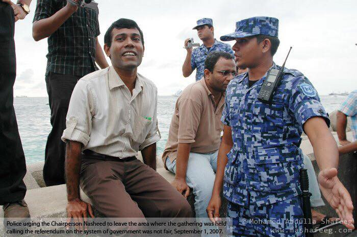 އެމްޑީޕި އިން 2007 ގައި އިންތިޒާމްކޮށްގެން ކުރިއަށްގެންދިޔަ އެއްވުމެއް ދޫކޮށް ވަޑައިގަތުމަށް ފުލުހުން ރައީސް ނަޝީދަށް އަންގަނ: އެމްޑީޕީއަކީ މިހާތަނަށް އެންމެ ގިނަ ގޮންޖެހުންތަކާ އެކު އެންމެ ގިނަ މެމްބަރުން ތިބި ޕާޓީ