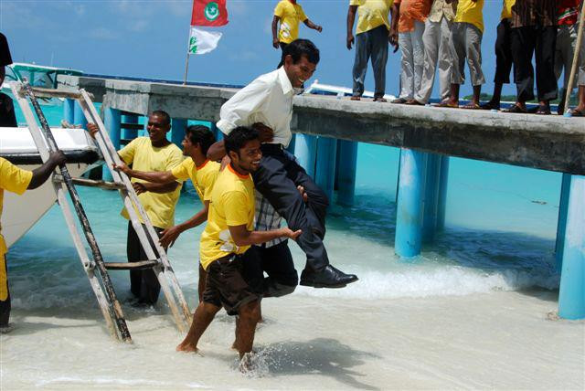 އެމްޑީޕީގެ ސަޕޯޓަރުން ރައީސް ނަޝީދު ރަށަކަށް ވަޑައިގަތުމުން ހޫނު މަރުހަބާއެއް ދަންނަވަނީ: ގިނަ ބަޔަކު ގަބޫލުކުރާ ގޮތުގައި ރައީސް ނަޝީދަކީ އެންމެ ގިނަ ރައްޔިތުންގެ ލޯބި ލިިބިފައިވާ ރައީސް