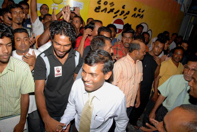 އެމްޑީޕީ އިން 2008 ވަނަ އަހަރުގެ ރިޔާސީ އިންތިހާބަށް ކުރިއަށްގެންދިޔަ ކެމްޕޭން ޖަލްސާއަކަށް ފަހު އެމްޑީޕީގެ ރައީސް، މުހައްމަދު ނަޝީދު ރައްޔިތުންނާ ސަލާމްކުރައްވަނީ