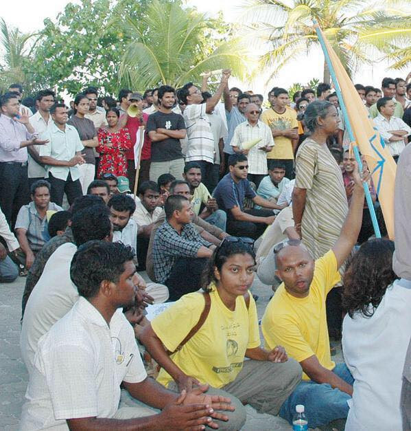 އެމްޑީޕީއިން އާޓިފިޝަލް ބީޗް ސަރަހައްދުގައި ކުރިއަށްގެންދިޔަ އެއްވުމެއްގައި ގަލޮޅު އުތުރު ދާއިރާގެެ މެމްބަރު އީވާ އަބްދުﷲ އަދި އަހްމަދު ޝާހިދު މަޑުކޮށްލައްވައިގެން