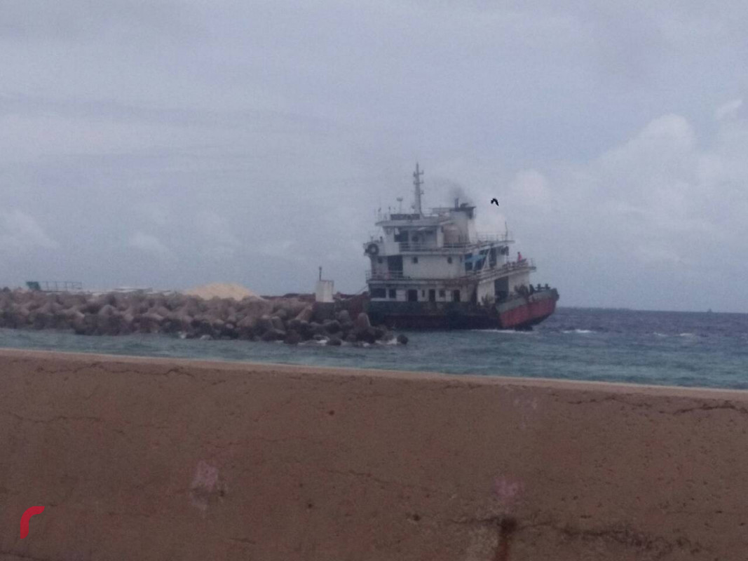 27 ޖޫން 2018 ގައި މާލޭ ހުޅަނގު ދެކުނު ނެރުކައިރީ ފަރަށް އަރާފައި އޮތް ކޮޅުވެއްޓި