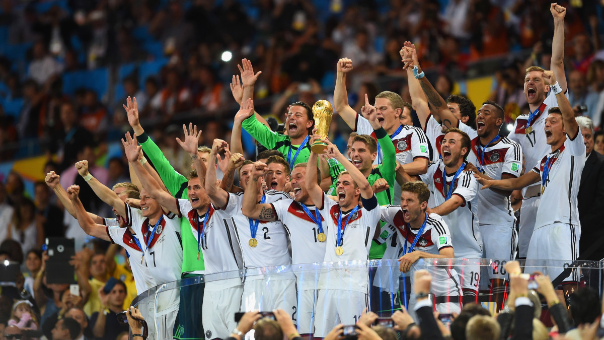 2014 ވަނަ އަހަރުގެ ވާރލްޑް ކަޕްގެ ތަށި ޖަރުމަނުން އުފުލާލަނީ - ޖަރުމަނަކީ ފުޓްބޯޅައިގައި ވަރަށް މުއްސަދި ތާރީހެއް އޮތް ގައުމެއް