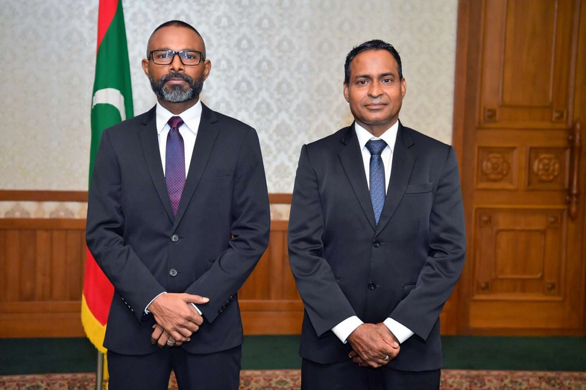 ޖޫން 26، 2018: ހުސްވެފައިވާ ސުޕްރީމް ކޯޓުގެ ދެ ފަނޑިޔާރުންގެ މަގާމަށް ހައިކޯޓުގެ އިސް ފަނޑިޔާރު ޢަބްދުﷲ ދީދީ އާއި ހައިކޯޓުގެ ފަނޑިޔާރު ޢަބްދުލްޣަނީ މުޙައްމަދު ޢައްޔަންކުރުމަށް ރައީސް އޮފީސްގައި ބޭއްވި ރަސްމިއްޔާތުގެ ތެރެއިން -- ފޮޓޯ: ރައީސް އޮފީސް