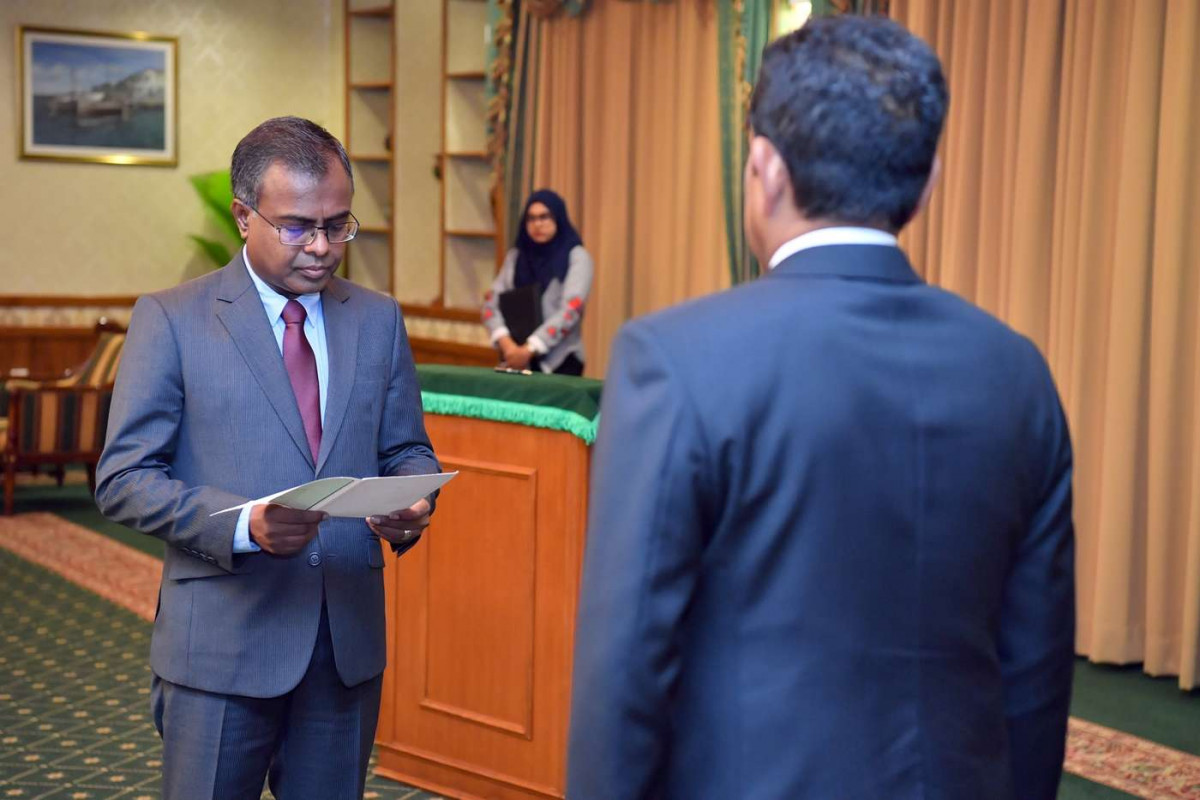 ޖޫން 26، 2018: ހުސްވެފައިވާ އުއްތަމަ ފަނޑިޔާރުގެ މަގާމަށް ސުޕްރީމް ކޯޓުގެ ފަނޑިޔާރު ޑރ. އަހުމަދު އަބްދުﷲ ދީދީ އައްޔަން ކުރެއްވުމަށް ރައީސް އޮފީސްގައި ބޭއްވި ރަސްމިއްޔާތުގެ ތެރެއިން-- ފޮޓޯ: ރައީސް އޮފީސް