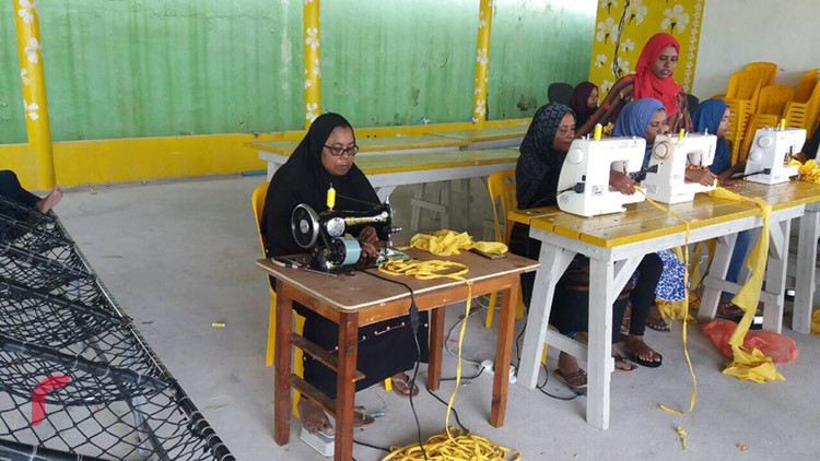 ޖޫން 28، 2018: 30 ޖޫން 2018 ވާ ހޮނިހިރު ދުވަހު ބޭއްވުމަށް ހަމަޖެހިފައވާ އެމްޑިޕީ ކޮންގްރެސްއަށް ރަށް ތައްޔާރުކުރުމުގެ މަސައްކަތް ކުރަނީ، އެމްޑީޕީގެ ކޮންގްރެސްގައި ބައިވެރިވުމުގެ ހައްގު 1184 މީހުނަން ލިބިފައިވާއިރު، ތަފާތު އެކި ސަބަބުތަކާ ހުރެ، ކޮންގްރެސްގައި ބައިވެރި ވާނީ ޖުމްލަ 800 އެއްހާ މަންދޫބުން ކަމަށް އެމްޑީޕީން ވަނީ އަންދާޒާ ކޮށްފައެ