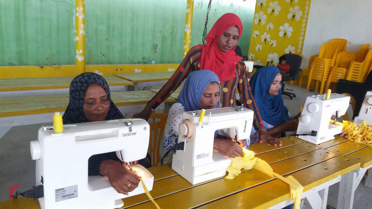 ޖޫން 28، 2018: 30 ޖޫން 2018 ވާ ހޮނިހިރު ދުވަހު ބޭއްވުމަށް ހަމަޖެހިފައވާ އެމްޑިޕީ ކޮންގްރެސްއަށް ރަށް ތައްޔާރުކުރުމުގެ މަސައްކަތް ކުރަނީ، އެމްޑީޕީގެ ކޮންގްރެސްގައި ބައިވެރިވުމުގެ ހައްގު 1184 މީހުނަން ލިބިފައިވާއިރު، ތަފާތު އެކި ސަބަބުތަކާ ހުރެ، ކޮންގްރެސްގައި ބައިވެރި ވާނީ ޖުމްލަ 800 އެއްހާ މަންދޫބުން ކަމަށް އެމްޑީޕީން ވަނީ އަންދާޒާ ކޮށްފައި