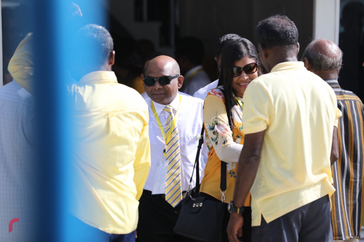 ޖޫން 30، 2018: އެމްޑީޕީގެ ކޮންގްރެސްގައި ބައިވެރިވެވަޑައިގަތުމަށް އައްޑޫ މީދޫ ދާއިރާގެ މެމްބަރު ރޮޒައިނާ އާދަމް އާއި ހެންވޭރު އުތުރު ދާއިރާގެ މެމްބަރު އަބްދުﷲ ޝާހިދު އއ. އުކުޅަހަށް ވަޑައިގަތުމުން މަރުހަބާ ކިޔަނީ -- ފޮޓޯ: މުހައްމަދު ޝަރުހާން/ރާއްޖެއެމްވީ