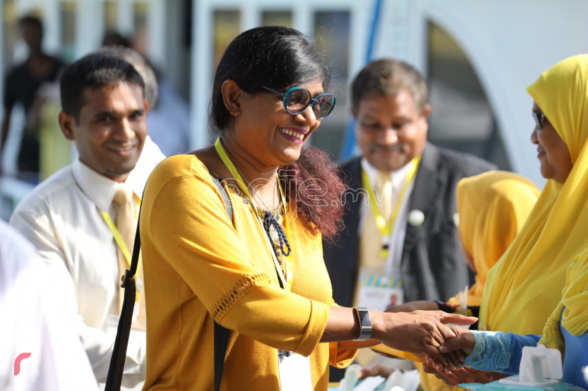 ޖޫން 30، 2018: އއ، އުކުޅަހުގައި ބާއްވާ އެމްޑީޕީގެ ކޮންގްރެސްގައި ބައިވެރިވެވަޑައިގަތުމަށް، މައްޗަންގޮޅީ އުތުރު ދާއިރާގެ މެމްބަރު މާރިޔާ އަހްމަދު ދީދީ އާއި އެހެން ބޭފުޅުން ވަޑައިގަތުމުން މަރުހަބާ ކިޔަނީ -- ފޮޓޯ: މުހައްމަދު ޝަރުހާން/ރާއްޖެއެމްވީ