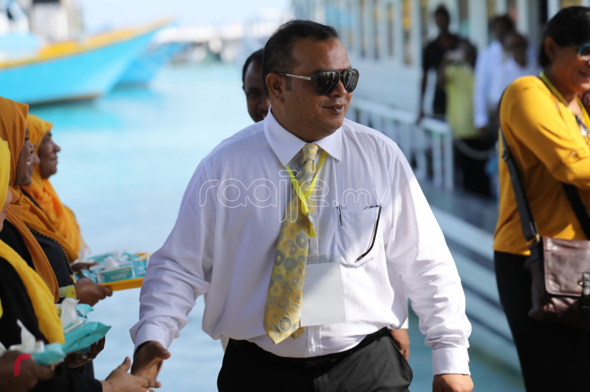 ޖޫން 30، 2018: އެމްޑީޕީގެ ކޮންގްރެސްގައި ބައިވެރިވެވަޑައިގަތުމަށް ހިތަދޫ އުތުރު ދާއިރާގެ މެމްބަރު މުހައްމަދު އަސްލަމް އއ. އުކުޅަހަށް ވަޑައިގަތުމުން މަރުހަބާ ކިޔަނީ -- ފޮޓޯ: މުހައްމަދު ޝަރުހާން/ރާއްޖެއެމްވީ