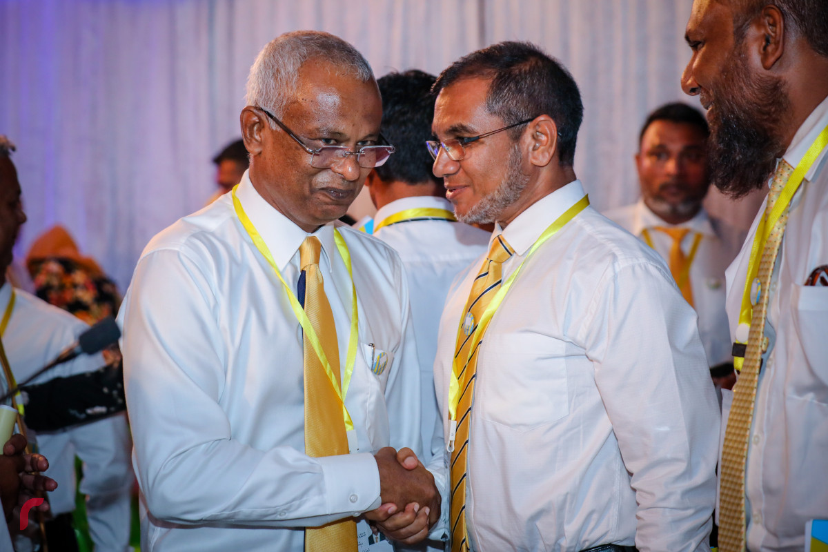 އއ. އުކުޅަސް، ޖުލައި 1، 2018: އެމްޑީޕީއިން އއ. އުކުޅަހުގައި ކުރިއަށްގެންދިޔަ ކޮންގްރެސް ނިންމާލުމަށްފަހު ހިތަދޫ މެދު ދާއިރާގެ މެމްބަރު އިބްރާހިމް ދީދީ ، އެމްޑީޕީގެ ރިޔާސީ ރިކެޓް ލިބިލެއްވި އިބްރާހިމް މުހައްމަދު ސޯލިހު އާއި ސަލާމް ކުރަށްވަނީ، މި ކޮންގްރެސްގައި 800 އެއްހާ މީހުން ބައިވެރިވެފައިވާއިރު އެމްޑިޕީގެ އަސާސީ ގަވާއިދު އިސްލާހުކޮށް އެމްޑީޕީގެ 2018 ވަނަ އަހަރުގެ މެނިފެސްޓޯ ވަނީ އިއުލާންކޮށްފައި -- ފޮޓޯ: މުހައްމަދު ޝަރުހާން / ރާއްޖެ އެމްވީ