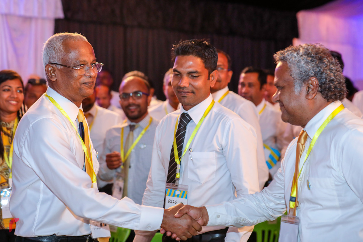 އއ. އުކުޅަސް، ޖުލައި 1، 2018: އެމްޑީޕީއިން އއ. އުކުޅަހުގައި ކުރިއަށްގެންދިޔަ ކޮންގްރެސްގައި އެމްޑީޕީގެ ރިޔާސީ ޓިކެޓް އިބްރާހިމް މުހައްމަދު ސޯލިހްއަށް ލިބިވަޑައިގަތުމުން ،އިބްރާހިމް މުހައްމަދު ސޯލިހު އެމްޑީޕީގެ އިސްވެރިންނާއި ކޮންގްރެސްމަނުންނާއި ސަލާމް ކުރަށްވަނީ، މި ކޮންގްރެސްގައި 800 އެއްހާ މީހުން ބައިވެރިވެފައިވާއިރު އެމްޑީޕީގެ އަސާސީ ގަވާއިދު އިސްލާހުކޮށް އެމްޑީޕީގެ 2018 ވަނަ އަހަރުގެ މެނިފެސްޓޯ ވަނީ އިއުލާންކޮށްފައި -- ފޮޓޯ: މުހައްމަދު ޝަރުހާން / ރާއްޖެ އެމްވީ