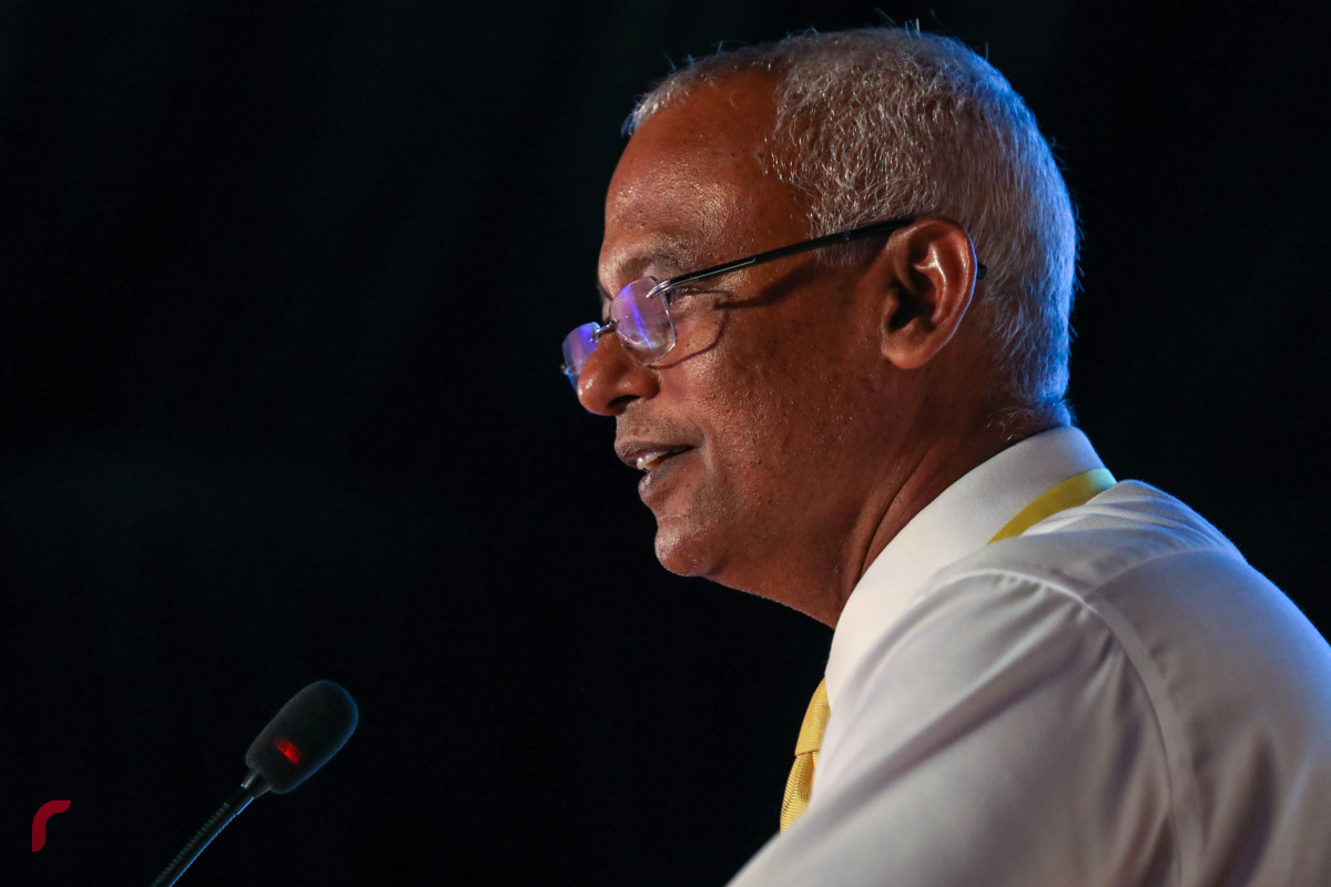 އއ. އުކުޅަސް، ޖުލައި 1، 2018: އެމްޑިޕީއިން އއ. އުކުޅަހުގައި ކުރިއަށްގެންދިޔަ ކޮންގްރެސްގައި އެމްޑީޕީގެ ރިޔާސީ ޓިކެޓް ލިބިވަޑައިގެންނެވި އިބްރާހިމް މުހައްމަދު ސޯލިހު ކޮންގްރެސްގެ ބައިވެރިންނާއި މުހާތަބު ކުރަށްވަނީ.، އިބޫ ހުންނަވާނީ މީހުންގެ މީހެއްގޮތުގައި ކަމަށާއި މީހެއްގެ އަޅަކަށް ނުވާނެ ކަމަށް އިބޫ ވަނީ ވިދާޅުވެފައި.  -- ފޮޓޯ: މުހައްމަދު ޝަރުހާން / ރާއްޖެ އެމްވީ