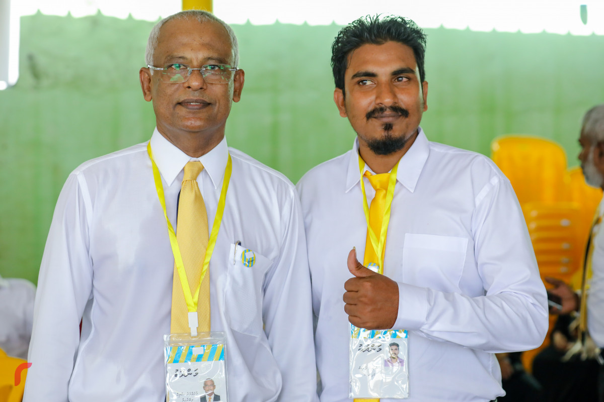 އއ. އުކުޅަސް، ޖުލައި 1، 2018: އެމްޑީޕީއިން އއ. އުކުޅަހުގައި ކުރިއަށްގެންދިޔަ ކޮންގްރެސްގެ ކުރިން ބައެއް ކޮންގްރެސްމަނުންނާއި އެކު ފޮޓޯއަކަށް ހުއްޓިވަޑައިގެން.، އެމްޑީޕީގެ ރިޔާސީ ޓިކެޓް ލިބިވަޑައިގެންނެވި އިބްރާހިމް މުހައްމަދު ސޯލިހު، ފޮޓޯއަކަށް ހުއްޓިވަޑައިގެން، މި ކޮންގްރެސްގައި 800 އެއްހާ މީހުން ބައިވެރިވެފައިވާއިރު އެމްޑީޕީގެ އަސާސީ ގަވާއިދު އިސްލާހުކޮށް އެމްޑީޕީގެ 2018 ވަނަ އަހަރުގެ މެނިފެސްޓޯ ވަނީ އިއުލާންކޮށްފައި -- ފޮޓޯ: މުހައްމަދު ޝަރުހާން / ރާއްޖެ އެމްވީ