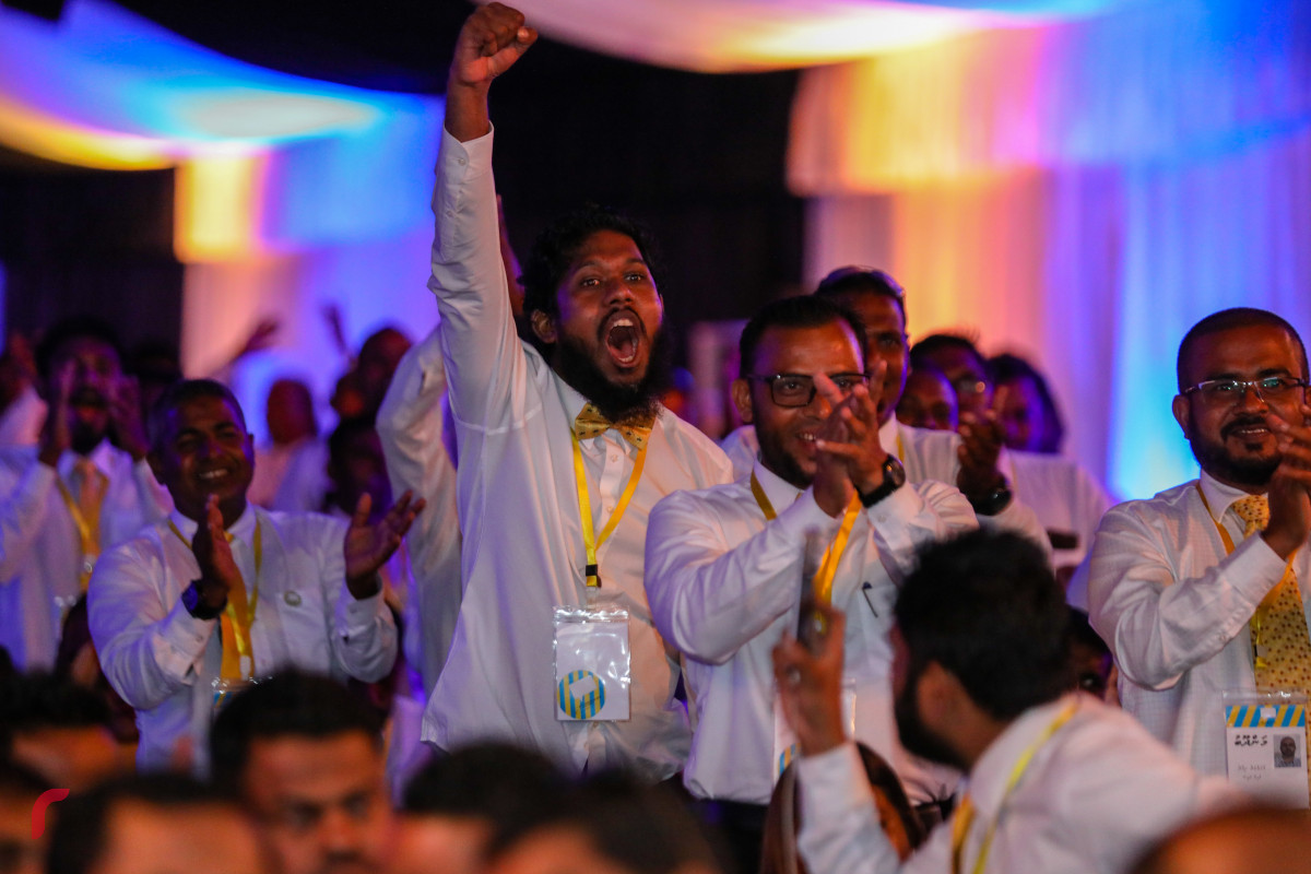 އއ. އުކުޅަސް، ޖުލައި 1، 2018: އެމްޑީޕީއިން އއ. އުކުޅަހުގައި ކުރިއަށްގެންދިޔަ ކޮންގްރެސްގައި އެމްޑީޕީގެ ރިޔާސީ ޓިކެޓް އިބްރާހިމް މުހައްމަދު ސޯލިހްއަށް ދެއްވުމަށް ފަހު ކޮންގްރެސްގެ މެމްބަރުން އުފާ ފާޅުކުރަނީ، މި ކޮންގްރެސްގައި 800 އެއްހާ މީހުން ބައިވެރިވެފައިވާއިރު އެމްޑިޕީގެ އަސާސީ ގަވާއިދު އިސްލާހުކޮށް އެމްޑީޕީގެ 2018 ވަނަ އަހަރުގެ މެނިފެސްޓޯ ވަނީ އިއުލާންކޮށްފައި -- ފޮޓޯ: މުހައްމަދު ޝަރުހާން / ރާއްޖެ އެމްވީ