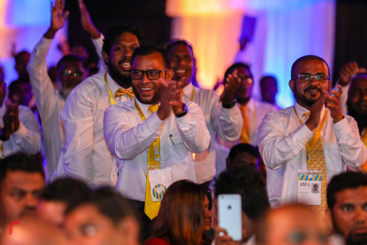 އއ. އުކުޅަސް، ޖުލައި 1، 2018: އެމްޑިޕީއިން އއ. އުކުޅަހުގައި ކުރިއަށްގެންދިޔަ ކޮންގްރެސްގައި އެމްޑީޕީގެ ރިޔާސީ ޓިކެޓް އިބްރާހިމް މުހައްމަދު ސޯލިހްއަށް ދެއްވުމަށް ފަހު ކޮންގްރެސްގެ މެމްބަރުން އުފާ ފާޅުކުރަނީ، މި ކޮންގްރެސްގައި 800 އެއްހާ މީހުން ބައިވެރިވެފައިވާއިރު އެމްޑިޕީގެ އަސާސީ ގަވާއިދު އިސްލާހުކޮށް އެމްޑީޕީގެ 2018 ވަނަ އަހަރުގެ މެނިފެސްޓޯ ވަނީ އިއުލާންކޮށްފައި -- ފޮޓޯ: މުހައްމަދު ޝަރުހާން / ރާއްޖެ އެމްވީ