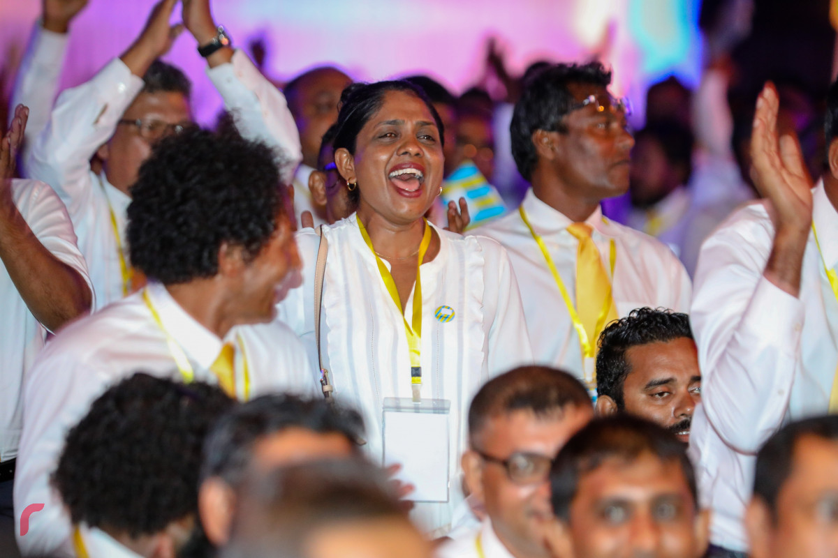 އއ. އުކުޅަސް، ޖުލައި 1، 2018: އެމްޑީޕީއިން އއ. އުކުޅަހުގައި ކުރިއަށް ގެންދިޔަ ކޮންގްރެސްގައި އެމްޑީޕީގެ ރިޔާސީ ޓިކެޓް އިބްރާހިމް މުހައްމަދު ސޯލިހްއަށް ދެއްވުމަށް ފަހު ކޮންގްރެސްގެ މެމްބަރުން އުފާ ފާޅުކުރަނީ، މި ކޮންގްރެސްގައި 800 އެއްހާ މީހުން ބައިވެރިވެފައިވާއިރު އެމްޑިޕީގެ އަސާސީ ގަވާއިދު އިސްލާހުކޮށް އެމްޑީޕީގެ 2018 ވަނަ އަހަރުގެ މެނިފެސްޓޯ ވަނީ އިއުލާންކޮށްފައި -- ފޮޓޯ: މުހައްމަދު ޝަރުހާން / ރާއްޖެ އެމްވީ