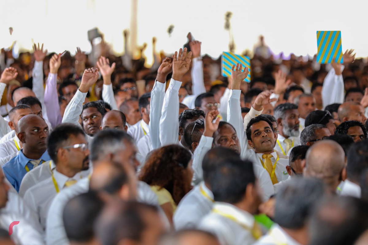 އއ. އުކުޅަސް، ޖުލައި 1، 2018: އެމްޑިޕީއިން އއ. އުކުޅަހުގައި ކުރިއަށްގެންދިޔަ ކޮންގްރެސްގެ ތެރެއިން، މި ކޮންގްރެސްގައި 800 އެއްހާ މީހުން ބައިވެރިވެފައިވާއިރު އެމްޑިޕީގެ އަސާސީ ގަވާއިދު އިސްލާހުކޮށް އެމްޑީޕީގެ 2018 ވަނަ އަހަރުގެ މެނިފެސްޓޯ ވަނީ އިއުލާންކޮށްފައި -- ފޮޓޯ: މުހައްމަދު ޝަރުހާން / ރާއްޖެ އެމްވީ