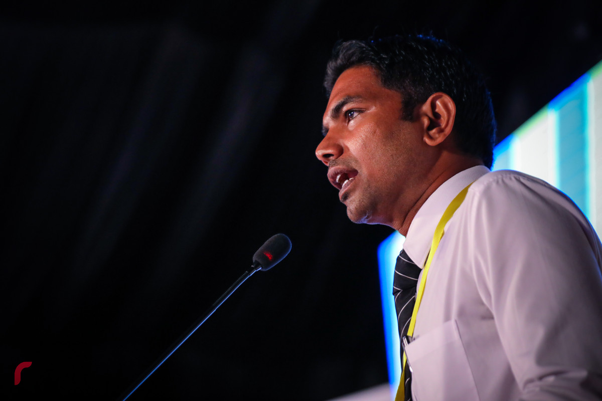 އއ. އުކުޅަސް، ޖުލައި 1، 2018: އެމްޑިޕީއިން އއ. އުކުޅަހުގައި ކުރިއަށްގެންދިޔަ ކޮންގްރެސްގައި އެމްޑިޕީގެ ނާއިބު ރައީސް މުހައްމަދު ޝިފާޒް ވާހަކަފުޅު ދައްކަވަނީ، މި ކޮންގްރެސްގައި 800 އެއްހާ މީހުން ބައިވެރިވެފައިވާއިރު އެމްޑިޕީގެ އަސާސީ ގަވާއިދު އިސްލާހުކޮށް އެމްޑީޕީގެ 2018 ވަނަ އަހަރުގެ މެނިފެސްޓޯ ވަނީ އިއުލާންކޮށްފައި -- ފޮޓޯ: މުހައްމަދު ޝަރުހާން / ރާއްޖެ އެމްވީ