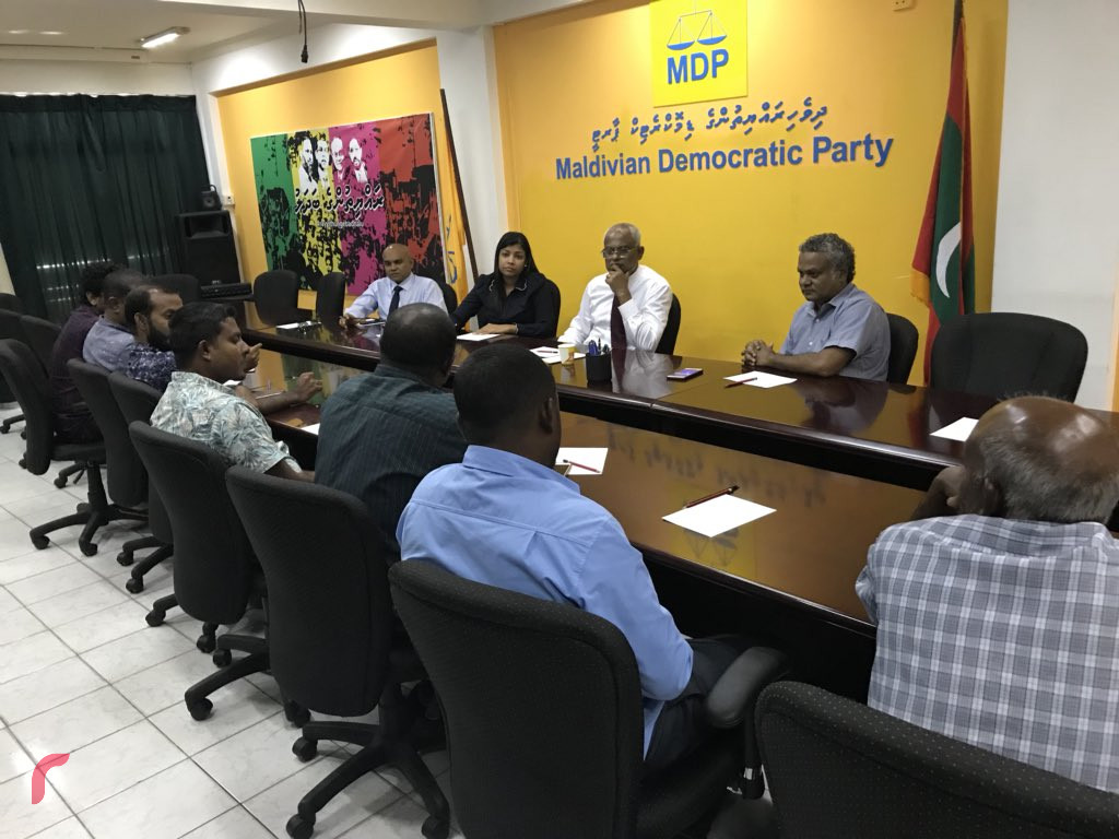 ޖުލައި 2، 2018: އެމްޑީޕީގެ ރިޔާސީ ޓިކެޓް ލިބިލެއްވި އިބްރާހިމް މުހައްމަދު ސޯލިހު އިހަވަންދޫ ދާއިރާގެ ކެމްޕޭން ޓީމްއާއި ބައްދަލުކުރަށްވަނީ