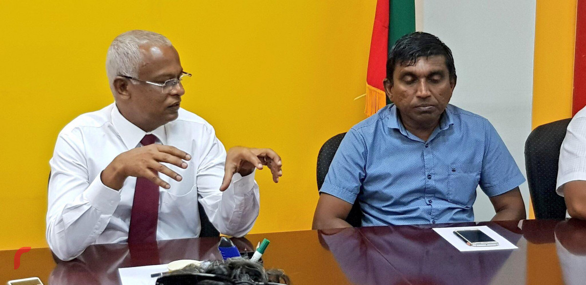 ޖުލައި 2، 2018: އެމްޑީޕީގެ ރިޔާސީ ޓިކެޓް ލިބިލެއްވި އިބްރާހިމް މުހައްމަދު ސޯލިހު އަތޮޅު ތަކުގެ ކެމްޕޭން ޓީމްގެ މެމްބަރުންނާއި ވާހަކަފުޅު ދައްކަވަނީ