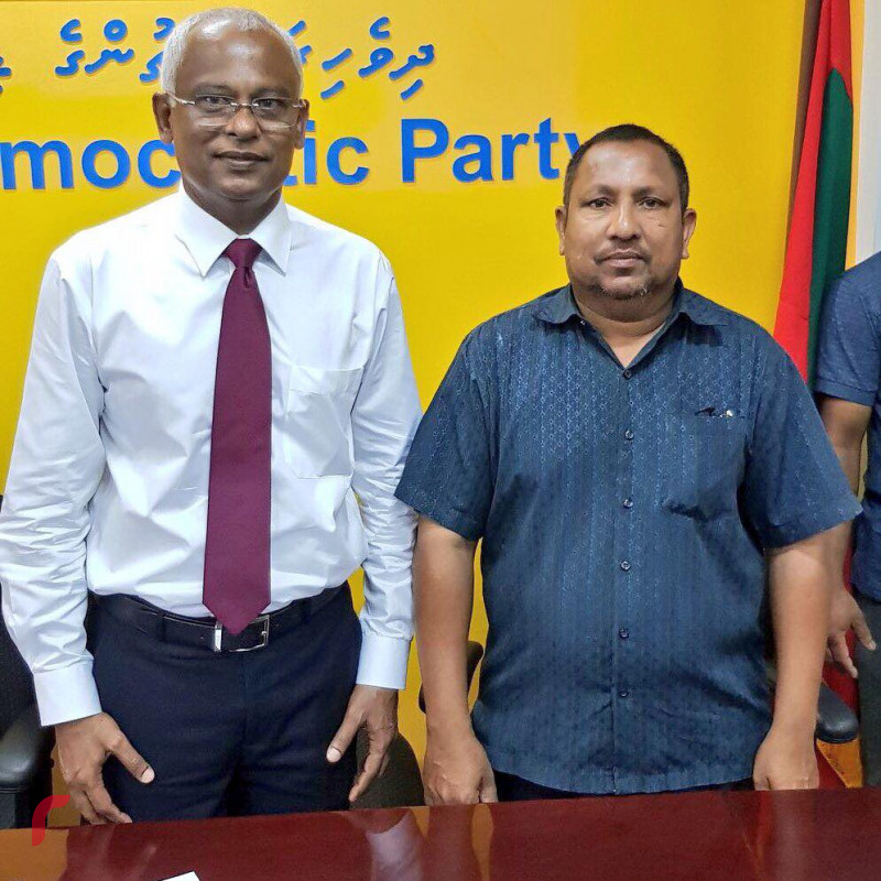ޖުލައި 2، 2018: އެމްޑީޕީގެ ރިޔާސީ ޓިކެޓް ލިބިލެއްވި އިބްރާހިމް މުހައްމަދު ސޯލިހު އަތޮޅު ތަކުގެ ކެމްޕޭން ޓީމް ތަކާއި ބައްދަލުކުރެއްވުމަށްފަހު، ކެމްޕޭން ޓީމްގެ މެމްބަރަކާއި އެކު ފޮޓޯއަކަށް ހުއްޓިލައިގެން