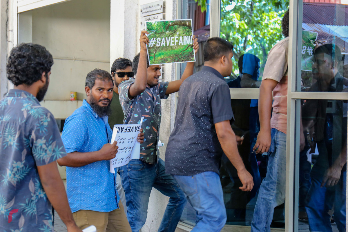 ޖުލައި 2، 2018: ފައިނުގައި ހަދަން ނިންމާފައިވާ އެއާޕޯޓް އެޅުން ހުއްޓުވުމަށް ޓުއަރިޒަމް މިނިސްޓްރީއަށް ޕެޓިޝަން ހުށަހަޅަން ގޮސްފައި ތިބި ބައެއް ފަރާތްތަކުން "ސޭވް ފައިނު" ޕޯސްޓަރެއް ހިފައިގެން ވެލާނާ ގެއަށް ވަންނަނީ -- ފޮޓޯ: މުހައްމަދު ޝަރުހާން