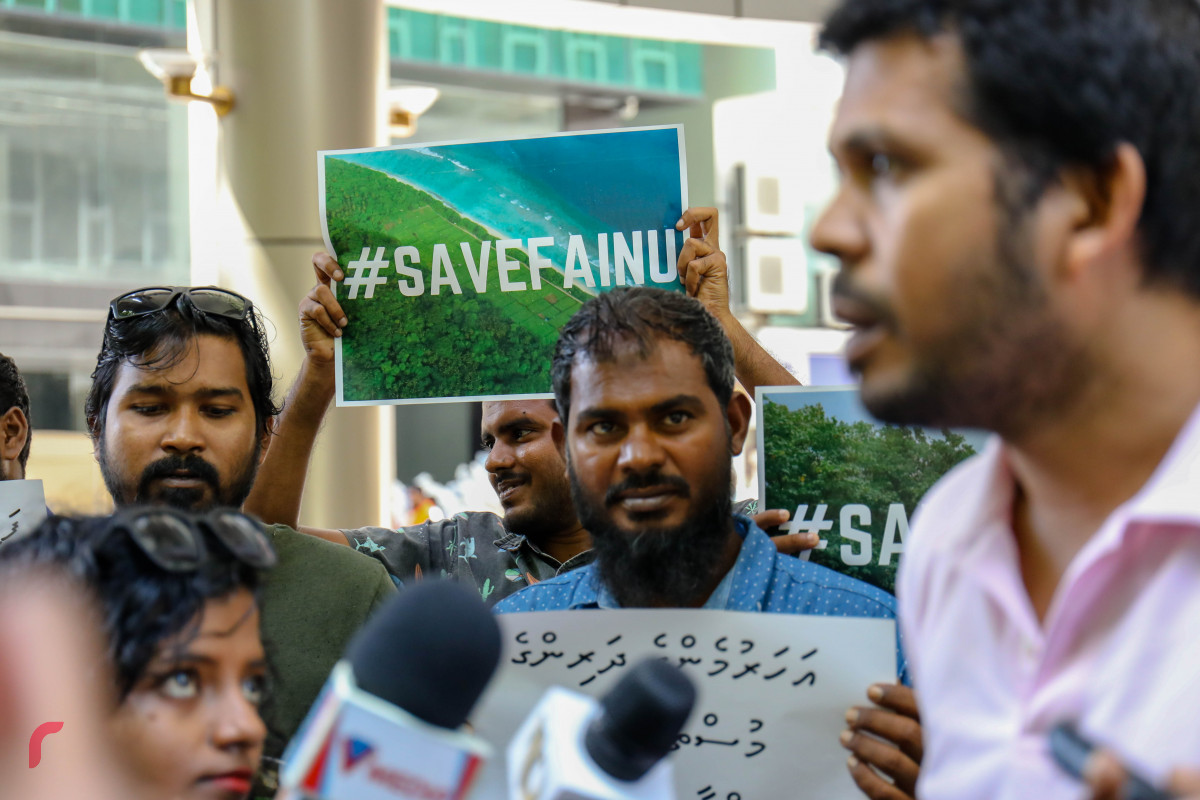 ޖުލައި 2، 2018: ފައިނުގައި ހަދަން ނިންމާފައިވާ އެއާޕޯޓް އެޅުން ހުއްޓުވުމަށް ޓުއަރިޒަމް މިނިސްޓްރީއަށް ޕެޓިޝަން ހުށަހަޅަންގޮސްފައި ތިބި ބައެއް ފަރާތްތަކުން "ސޭވް ފައިނު" ޕޯސްޓަރެއް ހިފައިގެން -- ފޮޓޯ: މުހައްމަދު ޝަރުހާން