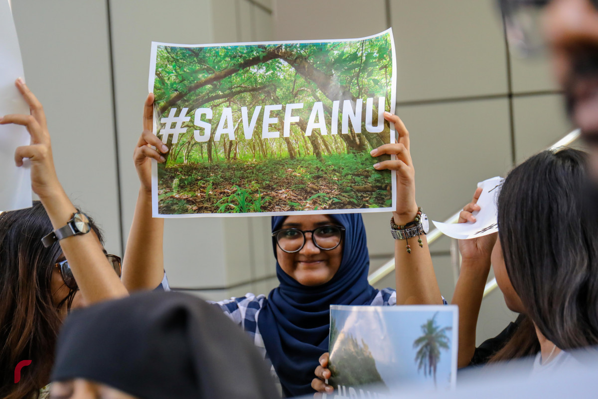 ޖުލައި 2، 2018: ފައިނުގައި ހަދަން ނިންމާފައިވާ އެއާޕޯޓް އެޅުން ހުއްޓުވުމަށް ޓުއަރިޒަމް މިނިސްޓްރީ އަށް ޕެޓިޝަން ހުށަހަޅަން ގޮސްފައި ތިބި ބައެއް ފަރާތްތަކުން "ސޭވް ފައިނު" ޕޯސްޓަރެއް ހިފައިގެން -- ފޮޓޯ: މުހައްމަދު ޝަރުހާން