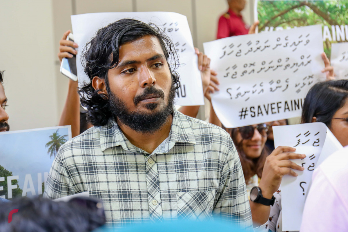 ޖުލައި 2، 2018:  ފައިނުގައި ހަދަން ނިންމާފައިވާ އެއާޕޯޓް އެޅުން ހުއްޓުވުމަށް ޓުއަރިޒަމް މިނިސްޓްރީ އަށް ޕެޓިޝަން ހުށަހަޅަން ގޮސްފައި ތިބި ބައެއް ފަރާތްތަކުން "ސޭވް ފައިނު" ޕޯސްޓަރެއް ހިފައިގެން -- ފޮޓޯ: މުހައްމަދު ޝަރުހާން