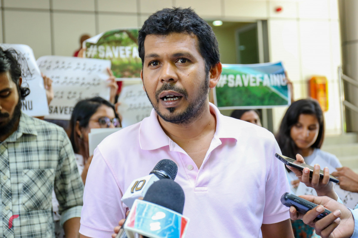 ޖުލައި 2، 2018:  ފައިނުގައި ހަދަން ނިންމާފައިވާ އެއާޕޯޓް އެޅުން ހުއްޓުވުމަށް ޓުއަރިޒަމް މިނިސްޓްރީއަށް ޕެޓިޝަން ހުށަހެޅުމަށް ފަހު ޕެޓިޝަން ހުށަހެޅުމުގައި އެންމެ އިސްކޮށް ހަރަކާތްތެރިވާ މުހައްމަދު ވަހީދު (ވައްޑެ) ނޫސްވެރިންނަށް މައުލޫމާތު ދެއްވަނީ -- ފޮޓޯ: މުހައްމަދު ޝަރުހާން