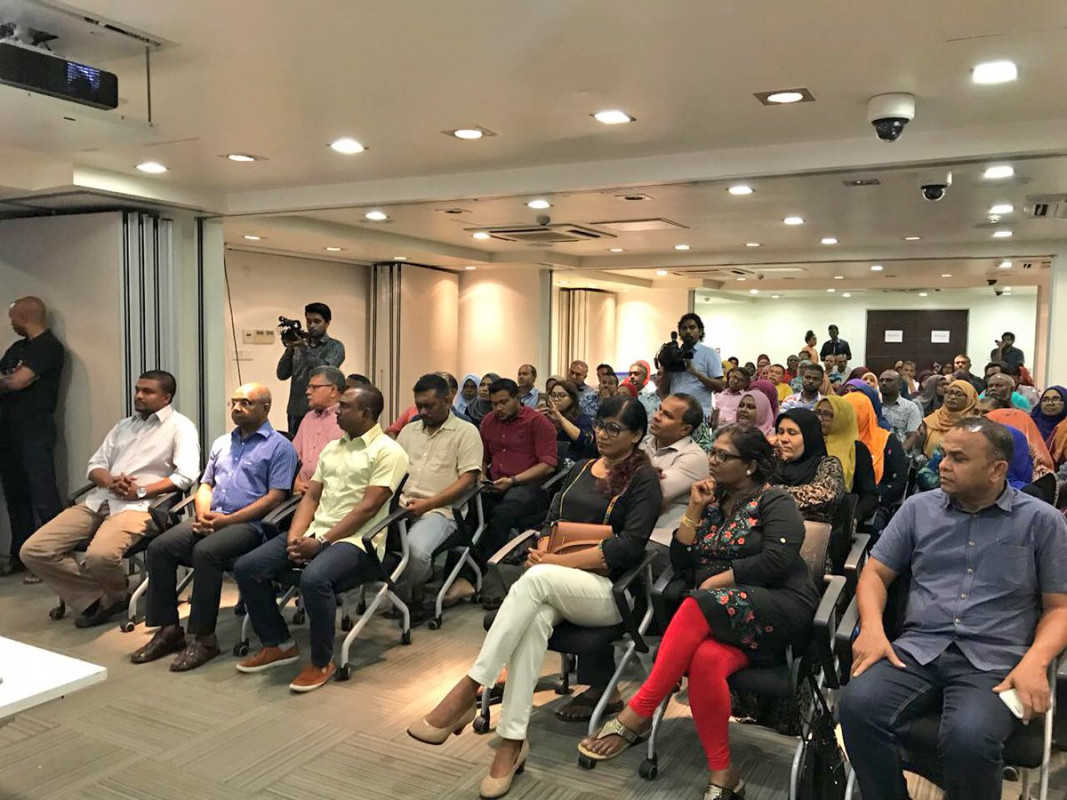 2018 ވަނަ އަހަރުގެ ރިޔާސީ އިންތިހާބަށް އެމްޑީޕީގެ ފަރާތުން މާލޭގައި ހަރަކާތްތެރިވާނެ އެ ޕާޓީގެ ކެމްޕެއިން އޭޖެންޓުން ތަމްރީން ކުރުމަށް ބޭއްވި ހަރަކާތުގެ ތެރެއިން، ބުދަ ދުވަހުގެ ރޭ ސޯލްޓް ކެފޭގައި ބޭއްވި މި ބައްދަލުވުމަކީ ކެމްޕެއިނަށް ތައްޔާރުވުމުގެ ގޮތުން އެމްޑީޕީގެ ކެމްޕެއިން ޕެޗްއޭޖެންޓުންނަށް ކެމްޕެއިންނާ ގުޅޭ މައުލޫމާތު ދިނުމަށް ބޭއްވި ބައްދަލުވުމެކެވެ.