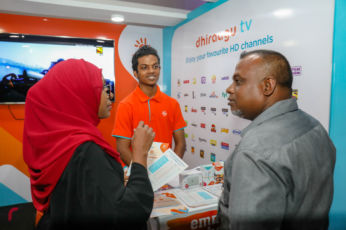 ޖުލައި 6، 2018: ހައި ރައިޒް އިން އިންތިޒާމްކޮށްގެން ކުރިއަށްގެންދާ "ވެކޭޝަން އެކްސްޕޯ" ގައި ހުރި ދިރާގު ސްޓޯލްއަށް ބަޔަކު ޒިޔާރަތްކޮށް މައުލޫމާތު ސާފުކުރަނީ-- ފޮޓޯ: މުހައްމަދު ޝަރުހާން / ރާއްޖެ އެމްވީ