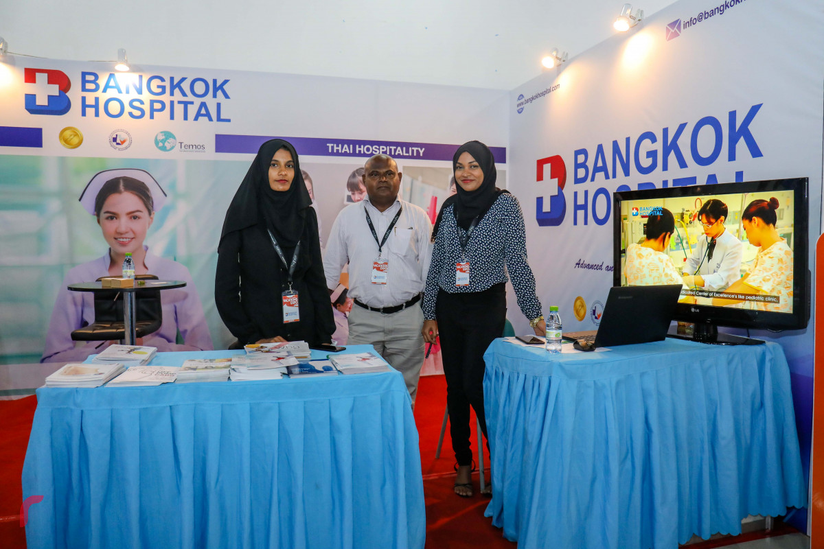 ޖުލައި 6، 2018: ހައި ރައިޒް އިން އިންތިޒާމްކޮށްގެން ކުރިއަށްގެންދާ "ވެކޭޝަން އެކްސްޕޯ"ގައި ބެންގްކޮކް ހޮސްޕިޓަލްގެ ސްޓޯލް. ބެންކޮކް ހޮސްޕިޓަލުން ހާއްސް ޕެކޭޖްތަކެއް ލިބޭނެ -- ފޮޓޯ: މުހައްމަދު ޝަރުހާން / ރާއްޖެ އެމްވީ