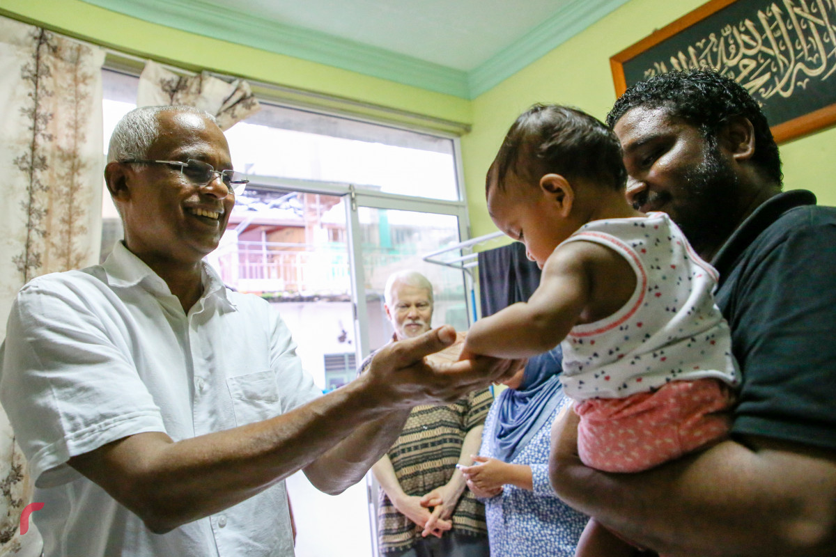 ޖުލައި 7، 2018: އެމްޑީޕީއިން 2018 ވަނަ އަހަރުގެ ރިޔާސީ ކެނޑިޑޭޓް ކަމަށް ވާދަކުރަށްވާ މަޖިލިސް މެމްބަރު އިބްރާހިމް މުހައްމަދު ސޯލިހު ކުރެއްވި ދޮރުން ދޮރަށް ކެމްޕެއިންގައި ގެއަކަށް ޒިޔާރަތްކުރައްވައި ތުއްތު ކުއްޖަކާ ސަމާސާ ކުރައްވަނީ