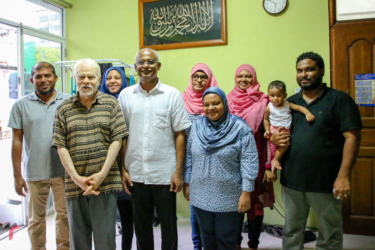 ޖުލައި 7، 2018: އެމްޑީޕީއިން 2018 ވަނަ އަހަރުގެ ރިޔާސީ ކެނޑިޑޭޓް ކަމަށް ވާދަކުރަށްވާ މަޖިލިސް މެމްބަރު އިބްރާހިމް މުހައްމަދު ސޯލިހު ކުރެއްވި ދޮރުން ދޮރަށް ކެމްޕެއިންގައި ގެއަކަށް ޒިޔާރަތްކުރައްވުމަށް ފަހު އެ ގޭގެ މީހުންނާއެކު ފޮޓޯއެއް ނަންގަވަނީ