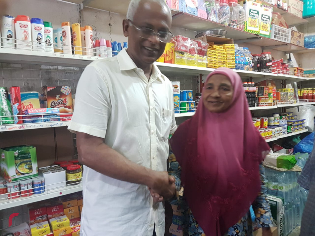 ޖުލައި 7، 2018: އެމްޑީޕީއިން 2018 ވަނަ އަހަރުގެ ރިޔާސީ ކެނޑިޑޭޓް ކަމަށް ވާދަކުރަށްވާ މަޖިލިސް މެމްބަރު އިބްރާހިމް މުހައްމަދު ސޯލިހު ކެމްޕޭން ކުރުމުގެ ގޮތުން ދޮރުން ދޮރަށް ހިންގަވާ ކުރިއަށްގެންދިޔަ ހަރަކާރުގެ ތެރެއިން، ފިހާރައަކަށް ވަޑައިގެން މީހަކާ ބައްދަލުކުރައްވަނި