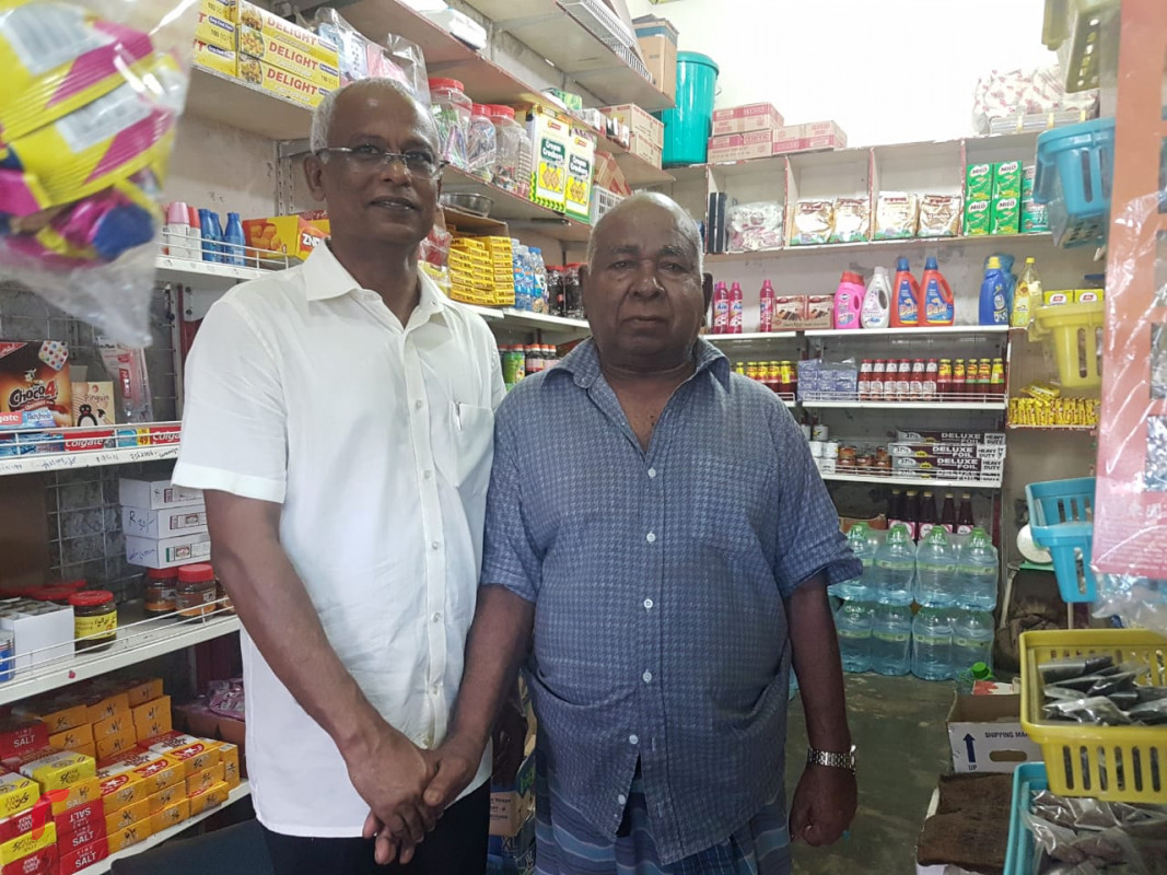 ޖުލައި 7، 2018: އެމްޑީޕީއިން 2018 ވަނަ އަހަރުގެ ރިޔާސީ ކެނޑިޑޭޓް ކަމަށް ވާދަކުރަށްވާ މަޖިލިސް މެމްބަރު އިބްރާހިމް މުހައްމަދު ސޯލިހު ކެމްޕޭން ކުރުމުގެ ގޮތުން ދޮރުން ދޮރަށް ހިންގަވާ ކުރިއަށްގެންދިޔަ ހަރަކާރުގެ ތެރެއިން، ފިހާރައަކަށް ވަޑައިގެން މީހަކާ ބައްދަލުކުރައްވަނި