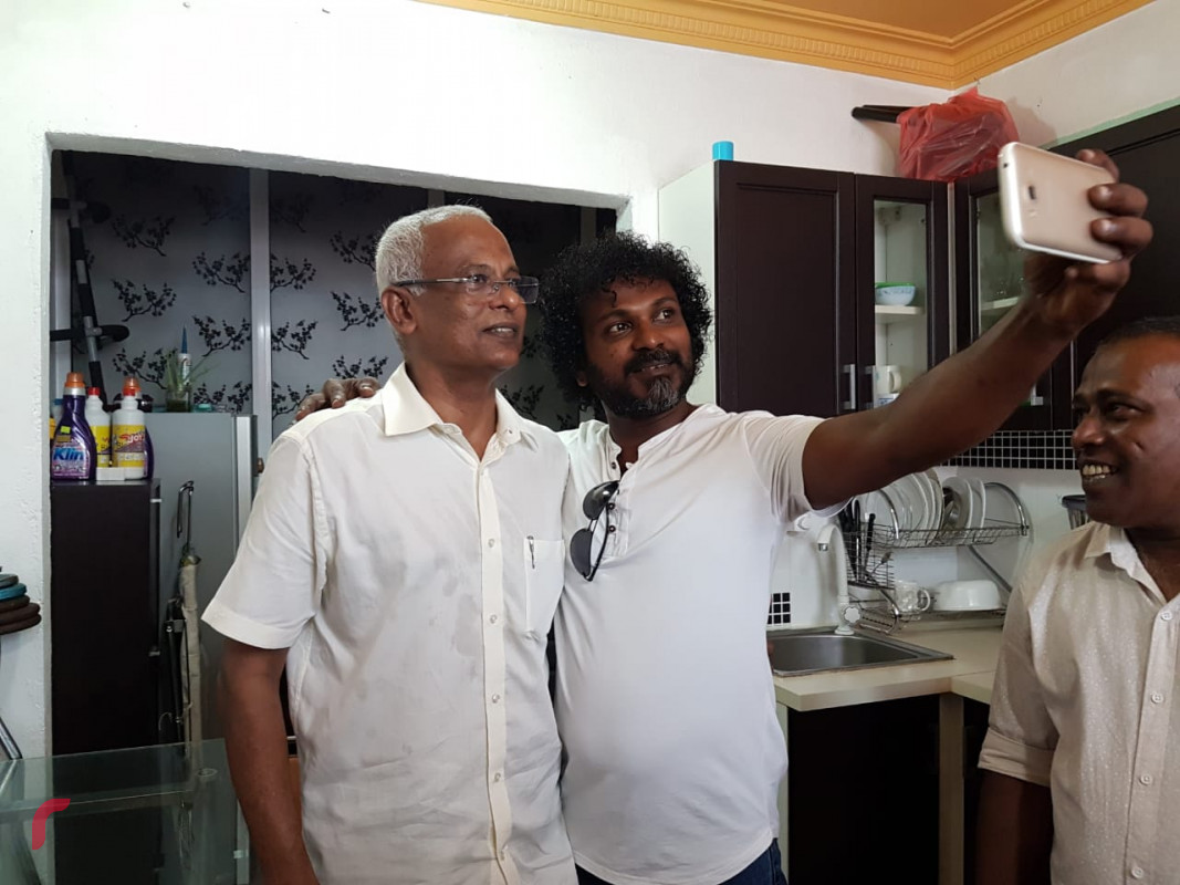 ޖުލައި 7، 2018: އެމްޑީޕީއިން 2018 ވަނަ އަހަރުގެ ރިޔާސީ ކެނޑިޑޭޓް ކަމަށް ވާދަކުރަށްވާ މަޖިލިސް މެމްބަރު އިބްރާހިމް މުހައްމަދު ސޯލިހާއެކު މީހަކު ސެލްފީއެއް ނަގަނީ