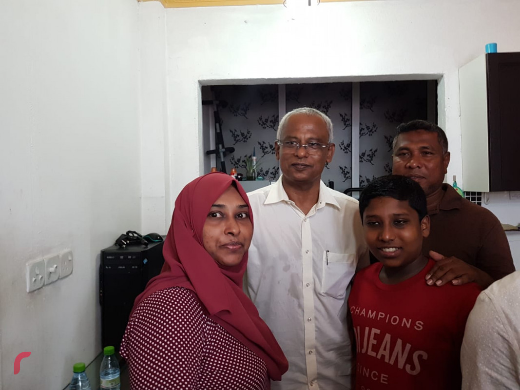 ޖުލައި 7، 2018: އެމްޑީޕީއިން 2018 ވަނަ އަހަރުގެ ރިޔާސީ ކެނޑިޑޭޓް ކަމަށް ވާދަކުރަށްވާ މަޖިލިސް މެމްބަރު އިބްރާހިމް މުހައްމަދު ސޯލިހު ކެމްޕޭން ކުރުމުގެ ގޮތުން ދޮރުން ދޮރަށް ހިންގަވާ ކުރިއަށްގެންދިޔަ ހަރަކާރުގެ ތެރެއިން ގެއަކަށް ޒިޠާރަތް ކުރަށްވާ ފޮޓޯއަކަށް ހުއްޓިވަޑައިގެން، މި ހަރަކާތުގައި މާލޭގެ ގިނަ ސަރަހައްދު ތަކެއްގެ ގެތަކަށް ވަޑައިގެންފައިވާއިރު ހަރަކާތުގައި އެމްޑީޕީގެ އިސްސަފުގައި މަސައްކަތް ކުރައްވާ ގިނަ ފަރާތްތަކުން ވަނީ ބައިވެރިވެ ވަޑައިގެންފައި