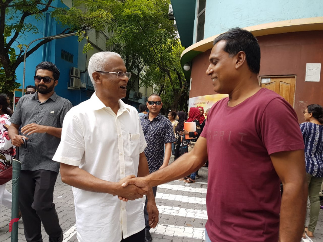 ޖުލައި 7، 2018: އެމްޑީޕީއިން 2018 ވަނަ އަހަރުގެ ރިޔާސީ ކެނޑިޑޭޓް ކަމަށް ވާދަކުރަށްވާ މަޖިލިސް މެމްބަރު އިބްރާހިމް މުހައްމަދު ސޯލިހު ކެމްޕޭން ކުރުމުގެ ގޮތުން ދޮރުން ދޮރަށް ހިންގަވާ ކުރިއަށްގެންދިޔަ ހަރަކާރުގެ ތެރެއިން،