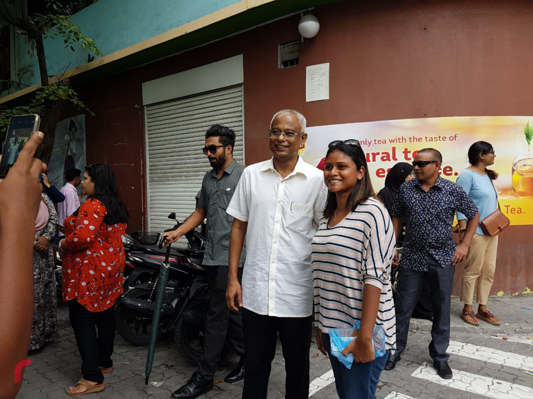 ޖުލައި 7، 2018: އެމްޑީޕީއިން 2018 ވަނަ އަހަރުގެ ރިޔާސީ ކެނޑިޑޭޓް ކަމަށް ވާދަކުރަށްވާ މަޖިލިސް މެމްބަރު އިބްރާހިމް މުހައްމަދު ސޯލިހު ކެމްޕޭން ކުރުމުގެ ގޮތުން ދޮރުން ދޮރަށް ހިންގަވާ ކުރިއަށްގެންދިޔަ ހަރަކާރުގެ ތެރެއިން،