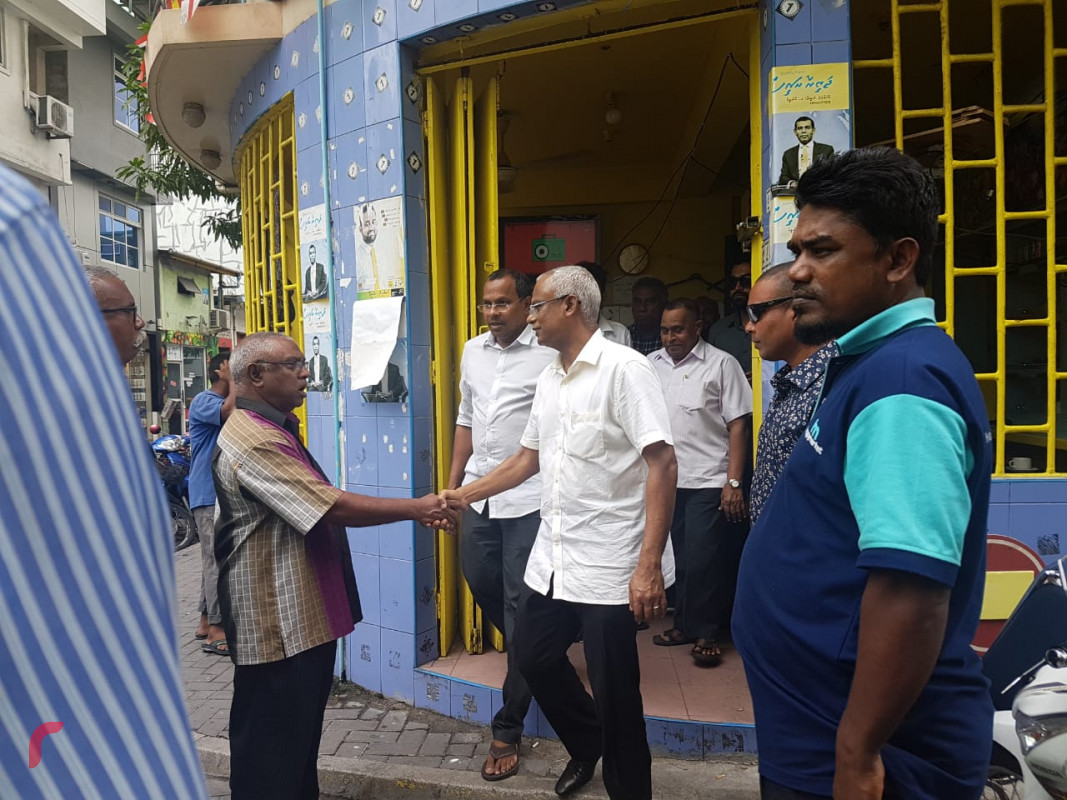 ޖުލައި 7، 2018: އެމްޑީޕީއިން 2018 ވަނަ އަހަރުގެ ރިޔާސީ ކެނޑިޑޭޓް ކަމަށް ވާދަކުރަށްވާ މަޖިލިސް މެމްބަރު އިބްރާހިމް މުހައްމަދު ސޯލިހު ކެމްޕޭން ކުރުމުގެ ގޮތުން ދޮރުން ދޮރަށް ހިންގަވާ ކުރިއަށްގެންދިޔަ ހަރަކާރުގެ ތެރެއިން، މާފަންނުގައި ހުރި ސައި ހޮޓަލަކަށް ވަޑައިގެން އެ ސަރަހައްދުގައި ތިބި މީހުންނާ ސަލާމްކުރައްވަނީ