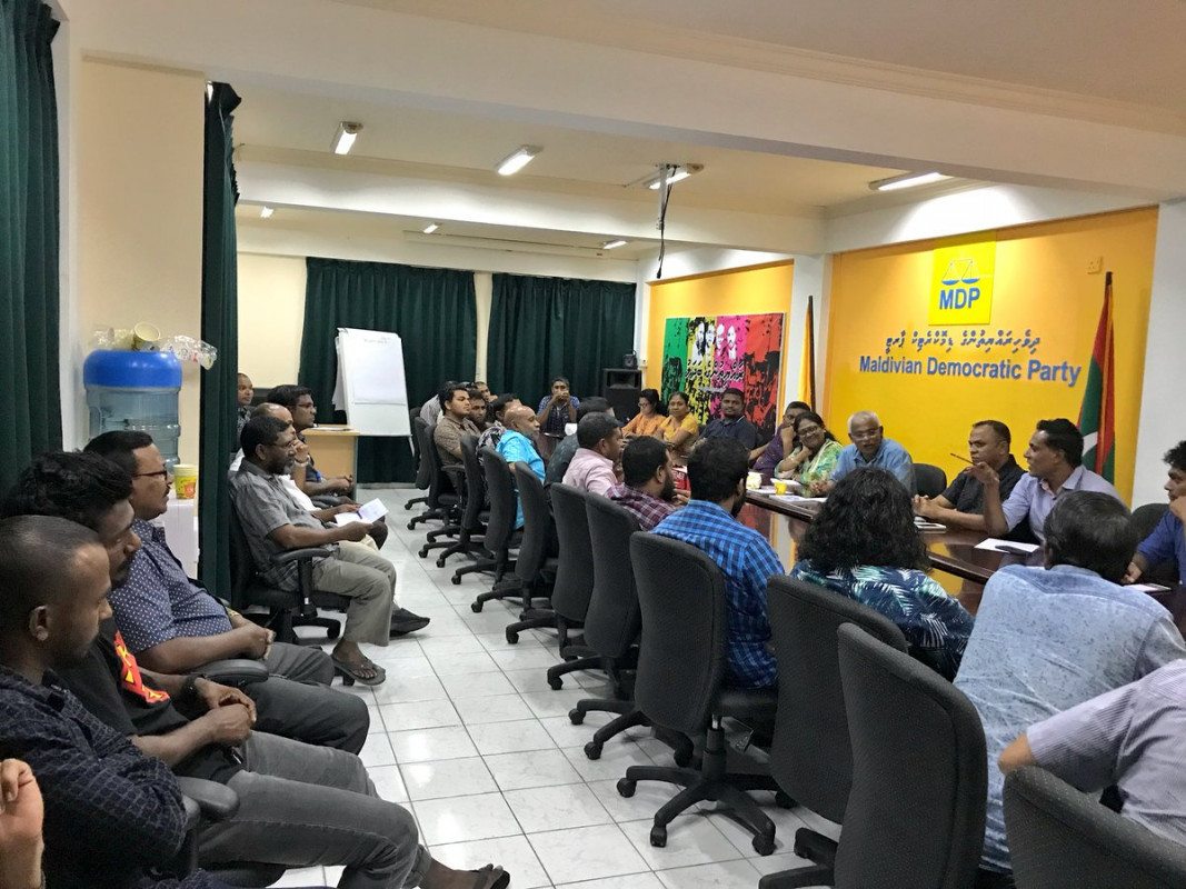 އިބޫ އެމްޑީޕީ އޮފީހުގައި ޓެކްސީ ޑްރައިވަރުންނާއި ބައްދަލުކުރައްވަނީ