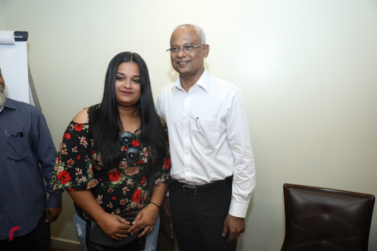 ޖުލައި 8، 2018: މާލޭގައި ދިރިއުޅޭ ޅ. އަތޮޅުގެ ރައްޔިތުންނާ ގުޅިފައިވާ ޕާޓީތަކުގެ ކެންޑިޑޭޓް އިބްރާހިމް މުހައްމަދު ސޯލިހު ބައްދަލުކުރެއްވުމަށް އުނިމާ ގްރޭންޑްގައި ކުރިއަށްދިޔަ ހަރަކާތަށްފަހު އިބޫ ފޮޓޯއަކަށް ހުއްޓިވަޑައިގެން