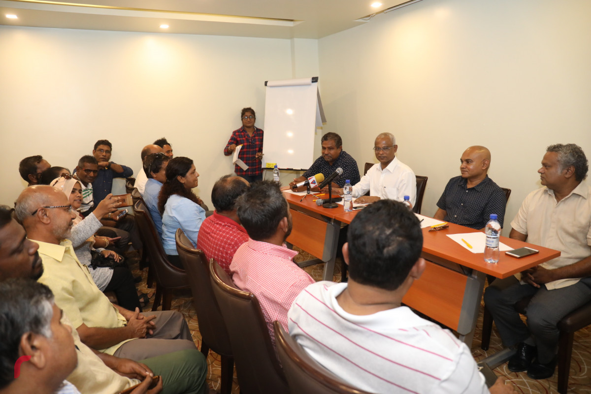 ޖުލައި 8، 2018: މާލޭގައި ދިރިއުޅޭ ޅ. އަތޮޅުގެ ރައްޔިތުންނާ ގުޅިފައިވާ ޕާޓީތަކުގެ ކެންޑިޑޭޓް އިބްރާހިމް މުހައްމަދު ސޯލިހު ބައްދަލުކުރެއްވުމަށް އުނިމާ ގްރޭންޑްގައި ކުރިއަށްދިޔަ ހަރަކާތުގެ ތެރެއިން، މި ހަރަކާތުގައި އިބްރާހިމް މުހައްމަދު ސޯލިހުގެ ކެމްޕެއިން ކުރިއަށްގެންދާނެ ގޮތްތަކާއި މެދު ވަނީ މަޝްވަރާ ކުރައްވައިފައި